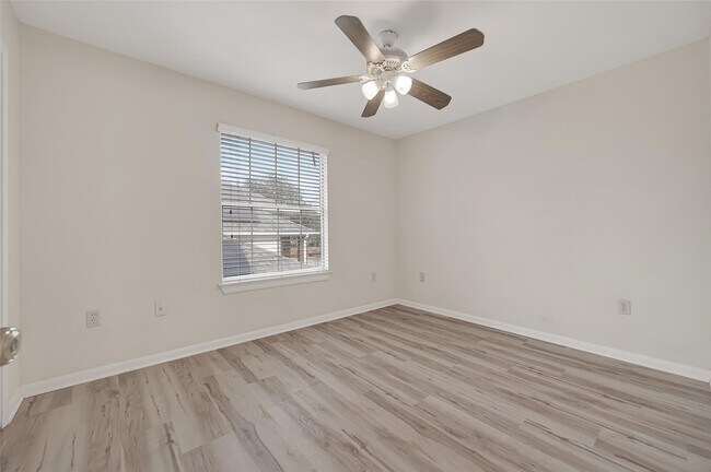 Building Photo - 14914 W Bend Dr