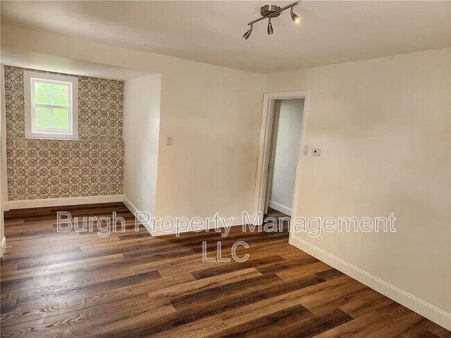 Building Photo - 331 Redwood St