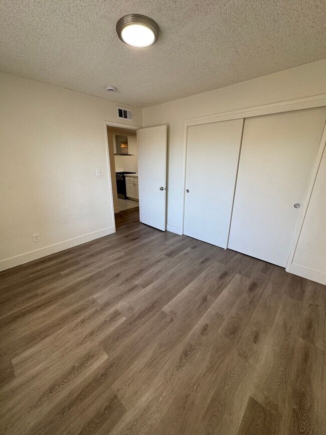 Building Photo - Upstairs unit with Balcony!! Move in Ready!
