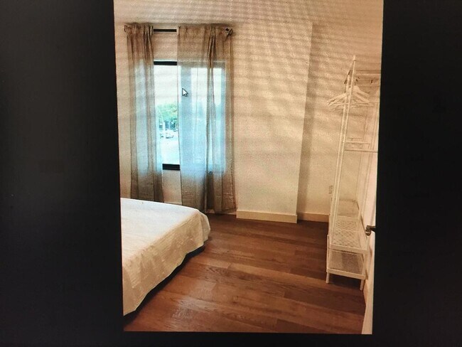 Bedroom - 6298 Woodhaven Blvd