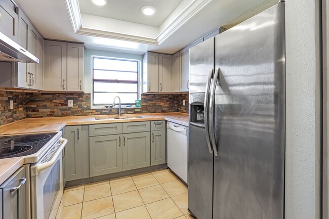 Building Photo - 55+ ONLY Updated 1 Bed 1 Bath In Meadow Croft In Bradenton!!