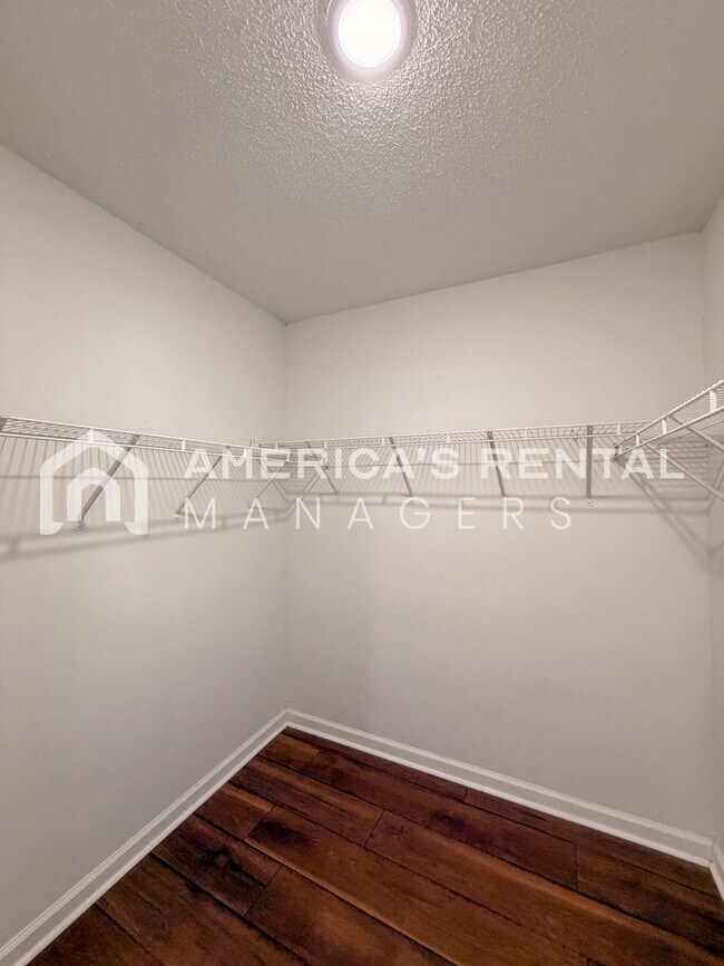 Building Photo - Modern 3BR/2BA – Easy Commute to Downtown!