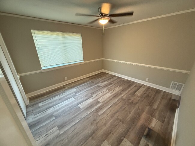 Building Photo - Charming 4 Bedroom Cottage - Recently Updated!