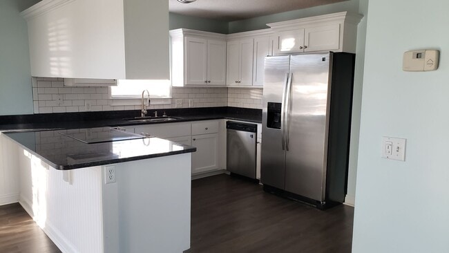 Building Photo - Spacious Home on a No-Outlet Street in Quiet Lynn Haven Neighborhood! *1/2 OFF 1st Month's Rent!!...