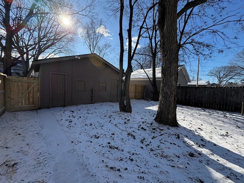 Building Photo - 687 E Columbus St