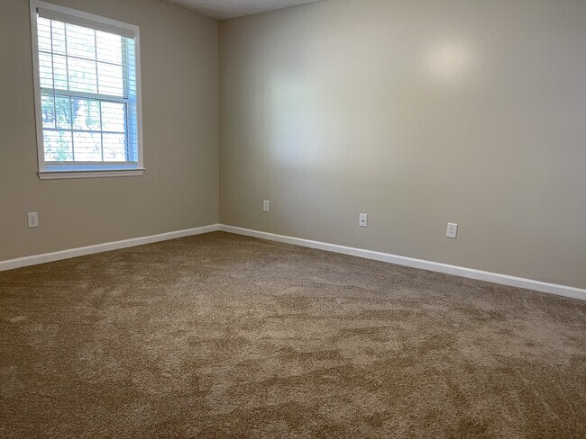 Building Photo - 713 Dover Ln