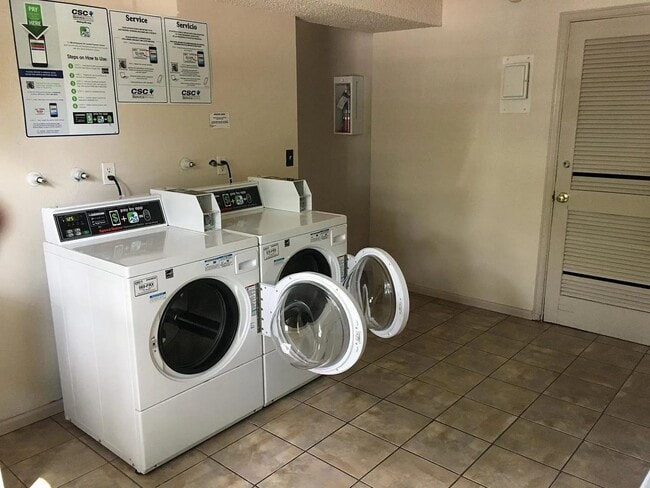 Building Photo - Updated 2 Bed/1 Bath Apartment in Desirable, Quiet Neighborhood