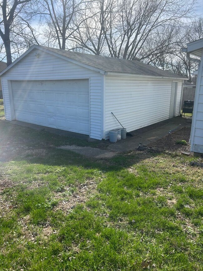 Building Photo - 3 bed, 1.5 bath home for rent in Princeton, Indiana
