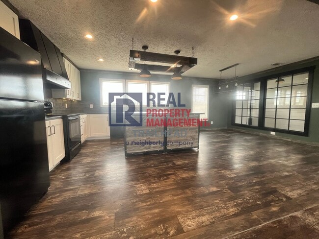 Building Photo - 3 Bed / 2 Bath Farmhouse Styled Home – Move In Ready