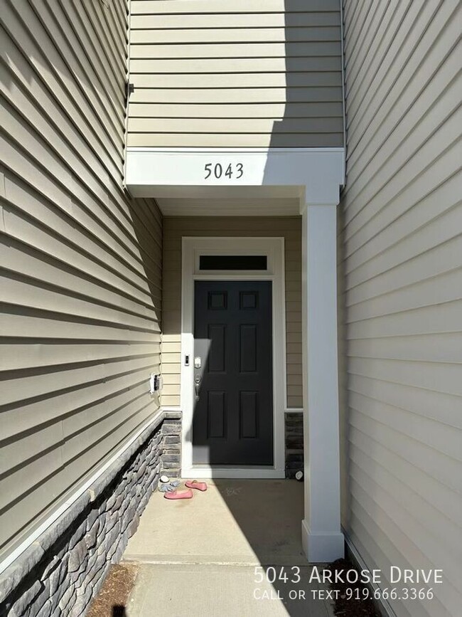 Building Photo - Charming 3 Bedroom Town Home Located In Ra...