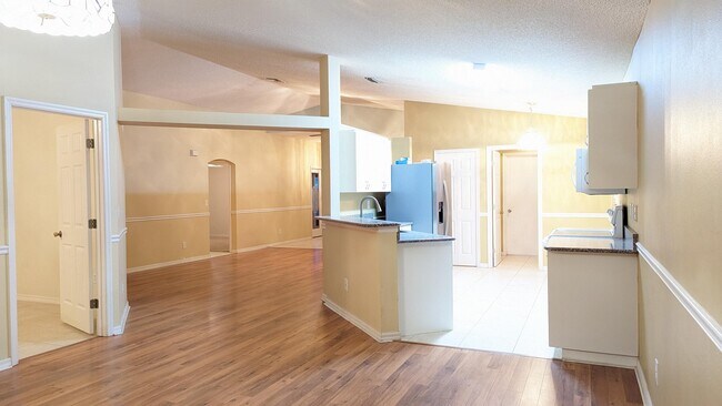 Building Photo - 2097 Deercroft Dr