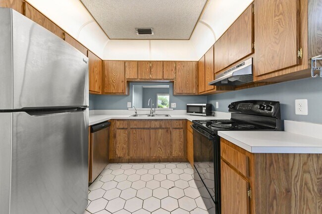 Building Photo - 8495 Lakepoint Ct