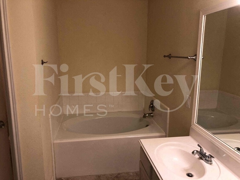 Building Photo - 1123 Intrepid Oak Ln