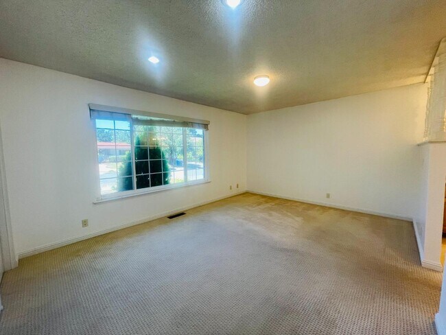 Building Photo - 1150 Stafford Dr