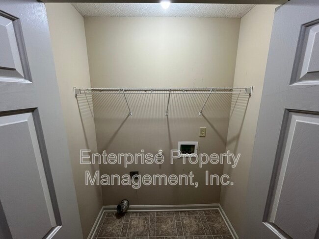 Building Photo - 6986 Parkbrook Ln