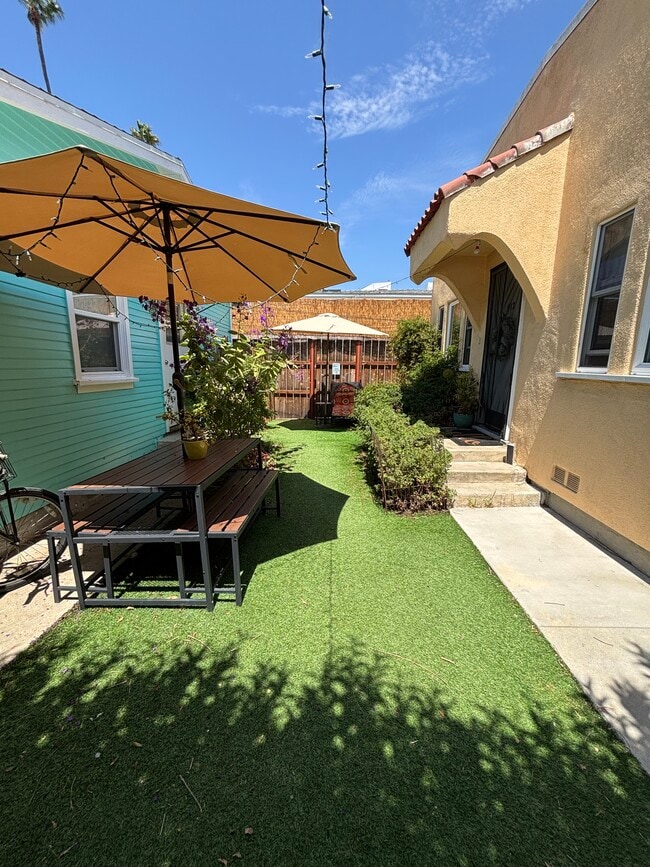 Private Garden + Back Patio - 912 1/2 California Ave