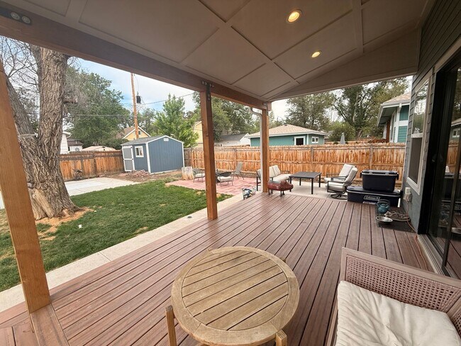 Building Photo - Spacious 4-Bedroom Home in the Heart of Edgewater