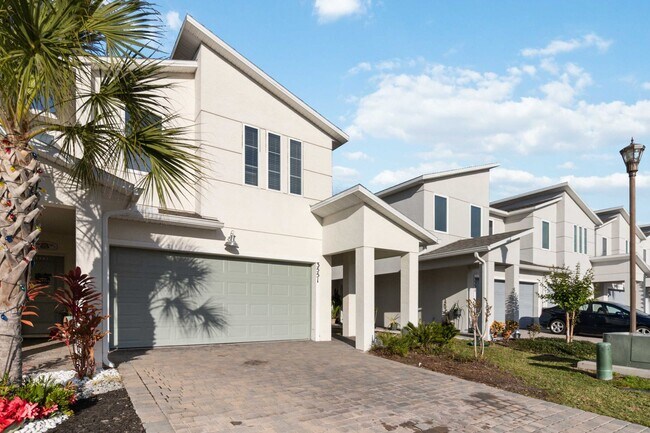 Building Photo - Like New 4/3 Townhome in Gated Community W/ Community Pool