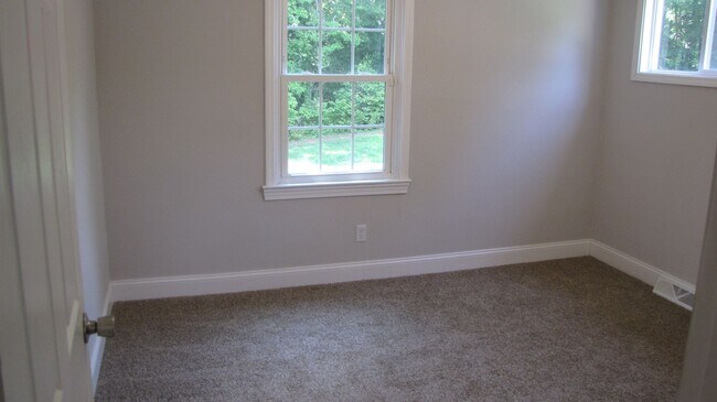 Building Photo - Charming 3 Bedroom, 1 Bathroom Home
