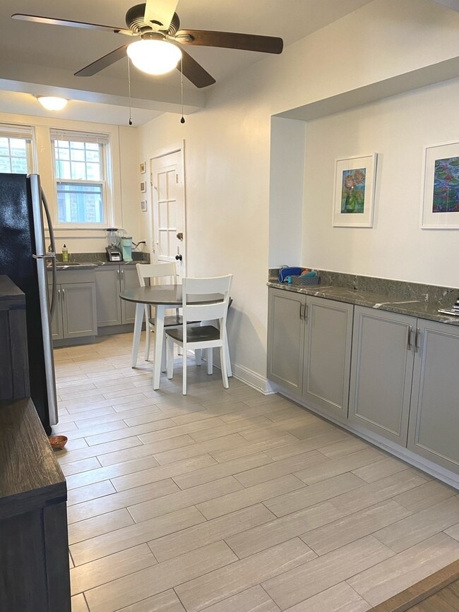 Building Photo - 1064 W Thorndale Ave