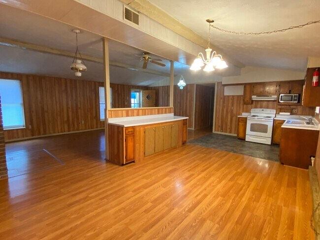 Building Photo - 3/4 bedroom 1 bath single family home in B...