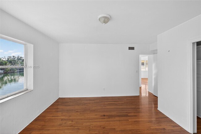 Building Photo - 160 S Shore Dr