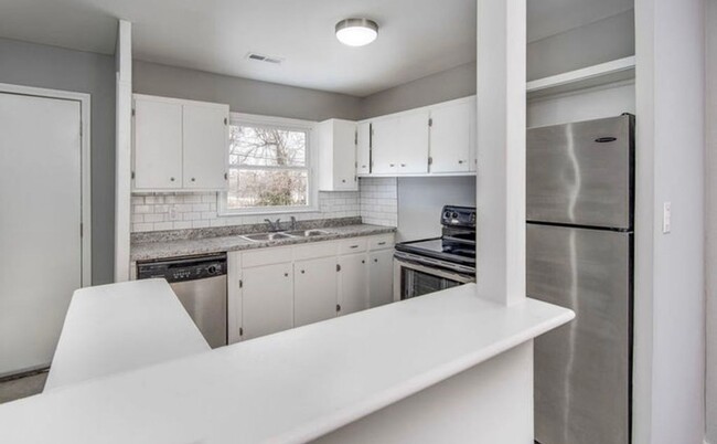 Building Photo - COMING SOON! 3 Bed 1 Bath Home! $1350.00