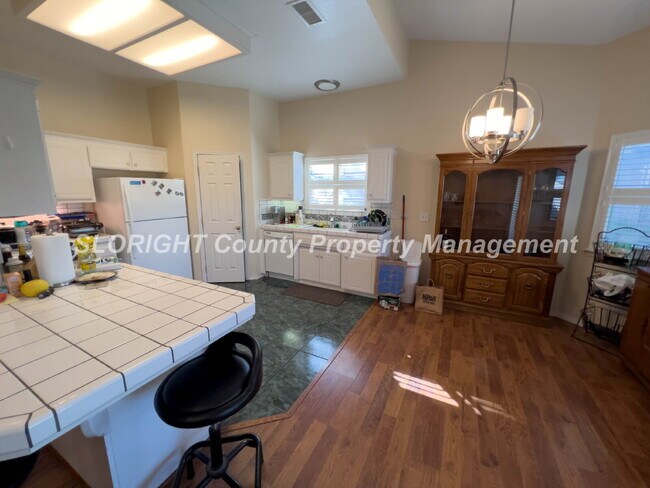 Building Photo - AVAILABLE MAY - 3 Bedroom / 2 Bathroom Paso Robles Home