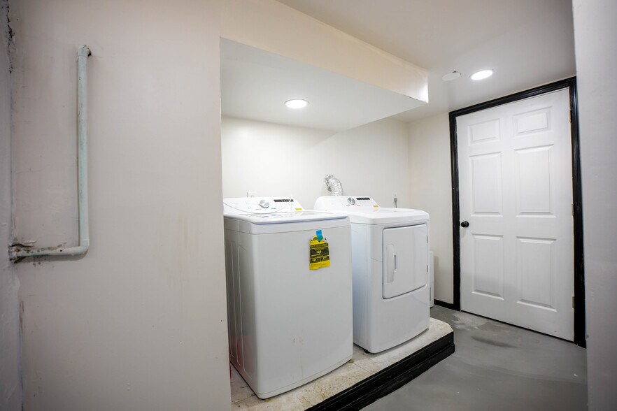 Building Photo - 111 E Garwood Ave