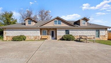 Building Photo - 5 bed 4 bath near campus!