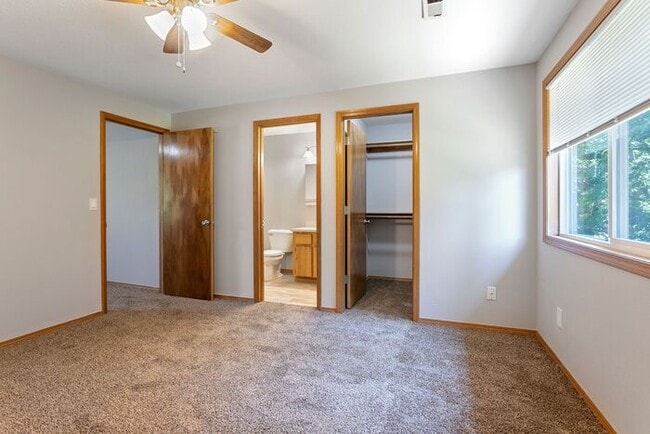 Building Photo - 3 bedroom townhouse with Garage!! Wont las...