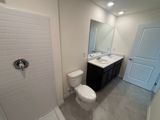 Building Photo - Amazing Location! Town House with Garage I...