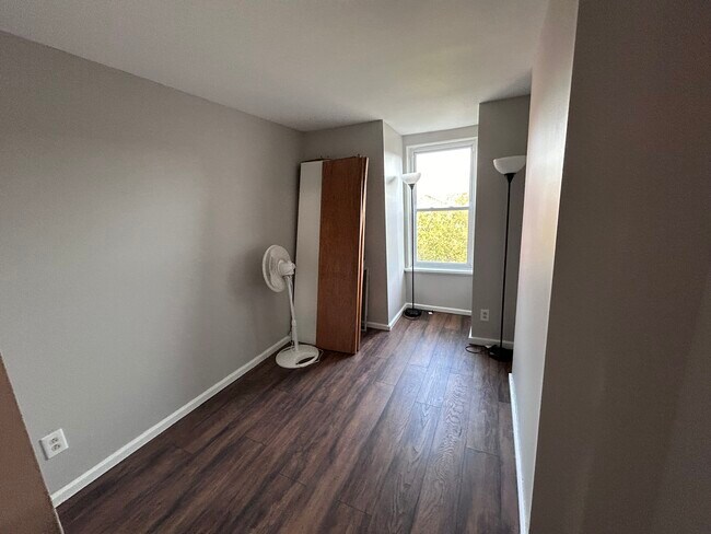 Building Photo - 2 School St