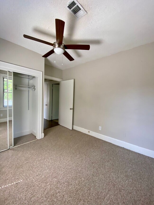 Building Photo - Two Bedroom/One Bathroom, Top Floor Minutes From Beltline