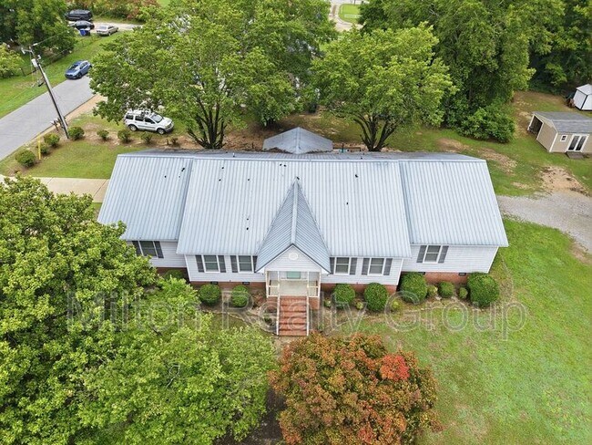 Building Photo - 210 W Old Rd