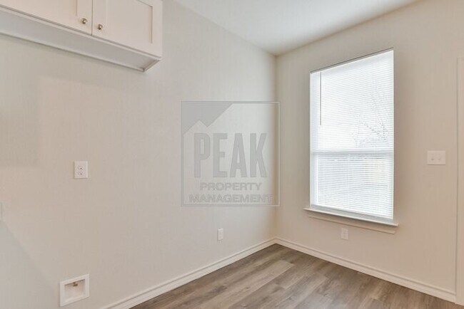 Building Photo - $1395! Stunning Fort Worth Duplex Available for Rent! Stainless Steel Fridge included!
