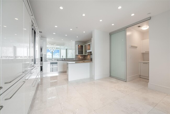 Building Photo - 2627 S Bayshore Dr