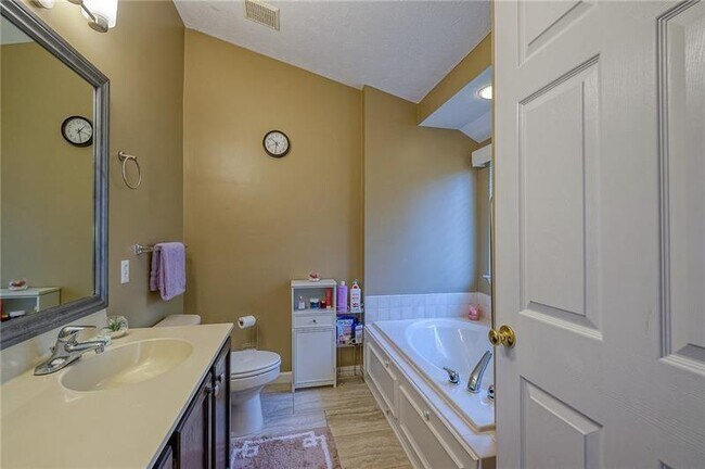 Building Photo - 8506 Club Side Dr