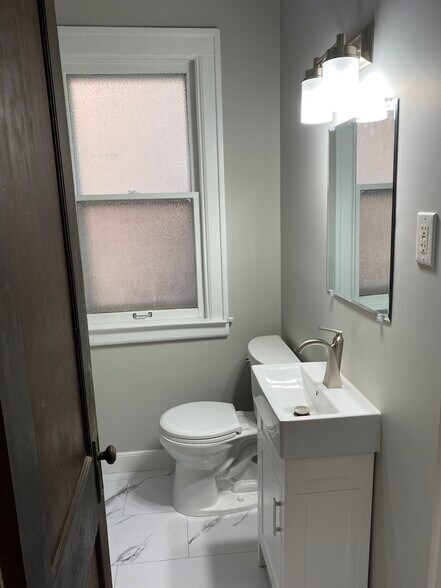 Building Photo - 848 Beaconsfield Ave