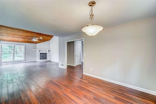 Building Photo - 2218 Woodfern Dr