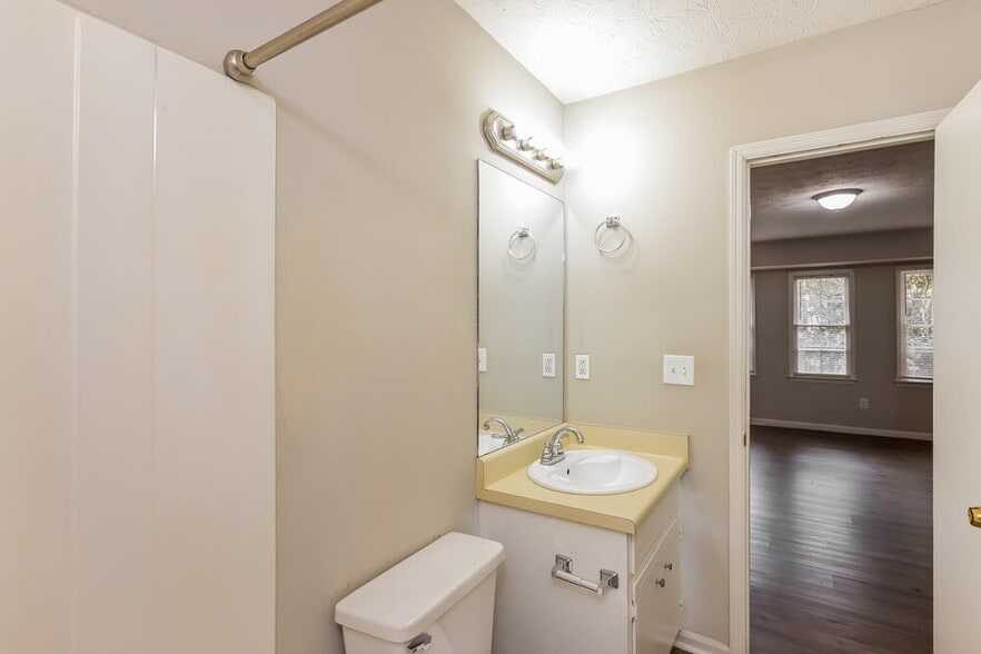Building Photo - 411 Cindy Dr SE
