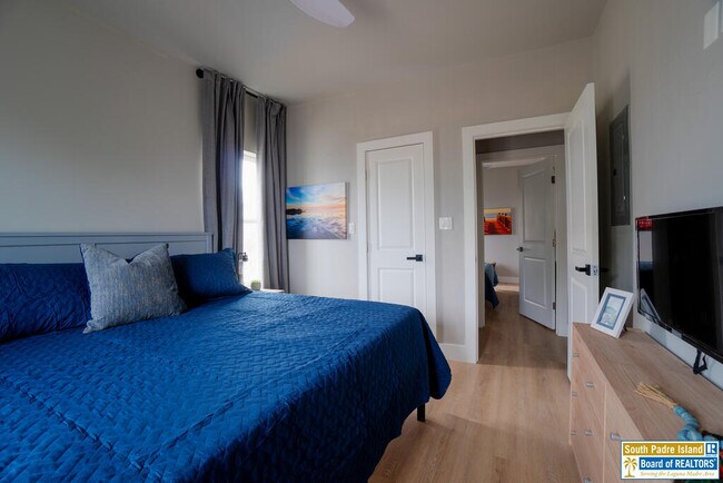 Building Photo - 111 W Sunny Isle Dr