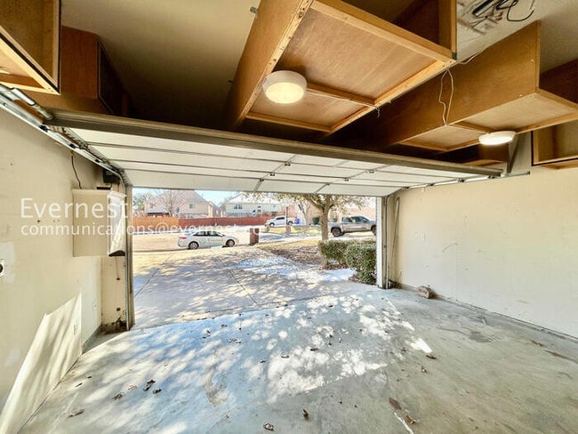 Building Photo - 5 Bed/3.5 Bath Home with Fenced Yard & Garage / Pet-Friendly / Vouchers Accepted