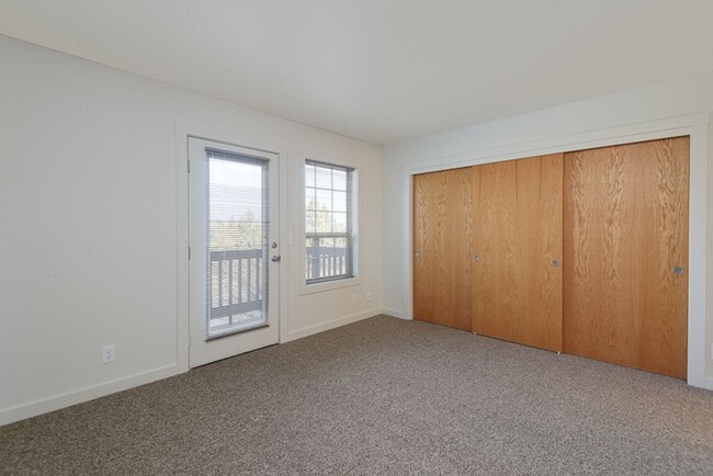 Building Photo - Conveniently Located 2 Bed/2.5 Bath Townhome with Garage - Near St. Charles