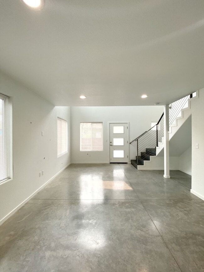 Building Photo - 541 Sinclair St