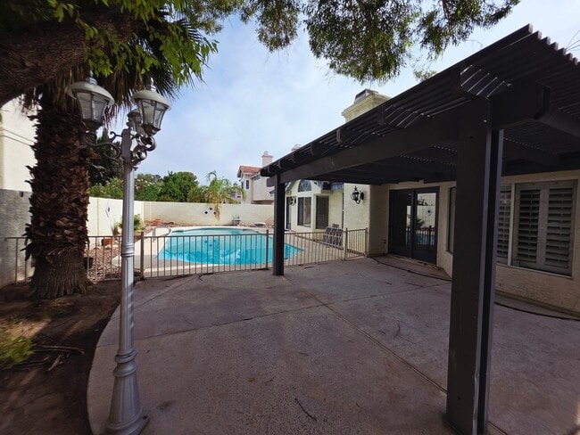 Building Photo - Single Story Home w/Pool in The Lakes!