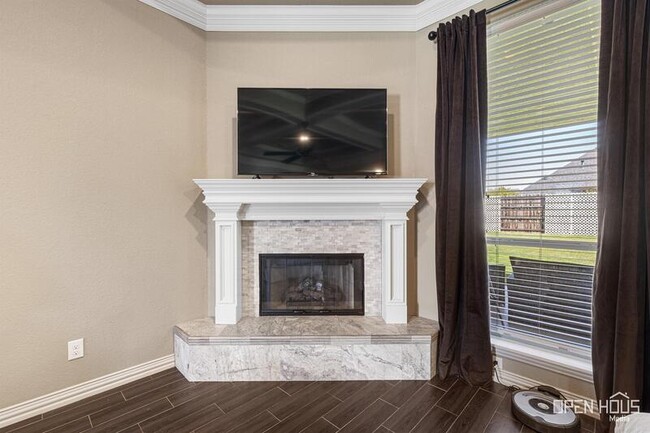 Building Photo - 5009 Lantana Dr