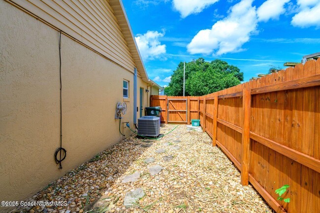 Building Photo - 816 Pine Shadows Ave