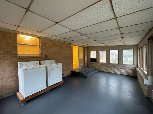 Building Photo - 2318 Mary Ln