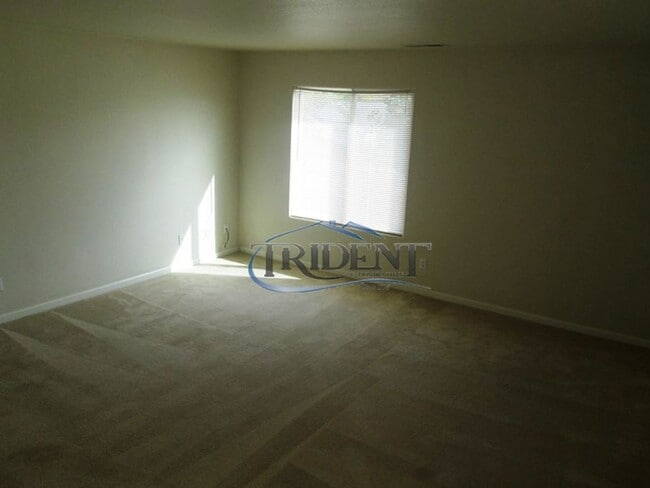 Building Photo - 3bedroom 2 .5 bath near schools and parks